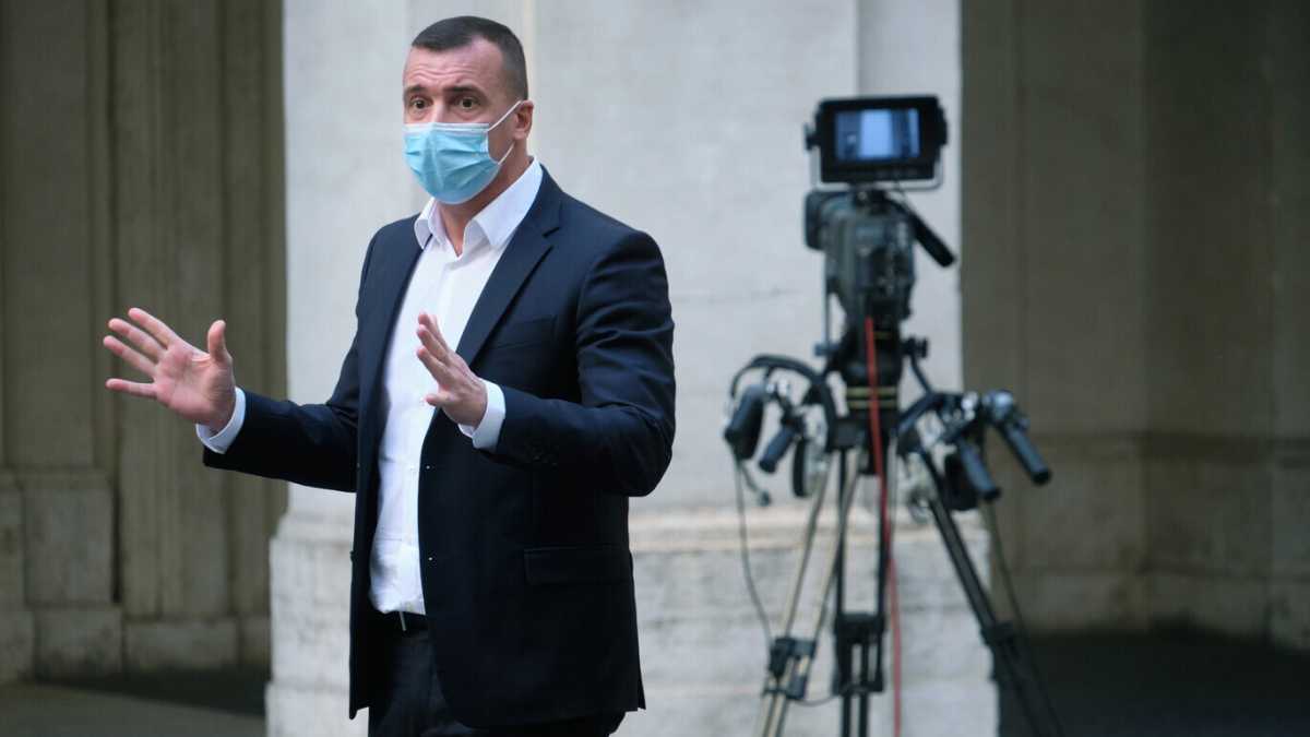 Immagine di Così Casalino si mostra durante la missione in Libia. Da Chigi: “Non è così, è un errore del telefono”