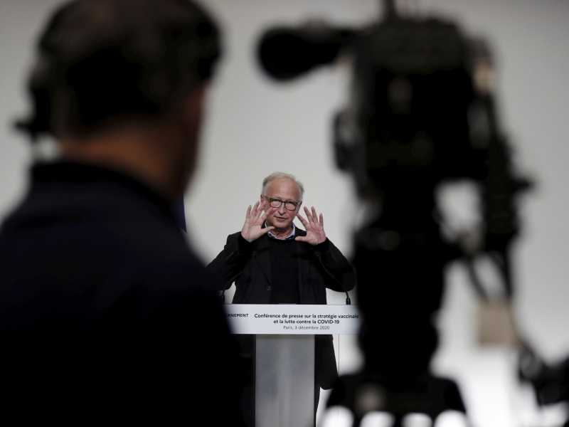 L'immunologo francese Alain Fischer illustra la "stratégie vaccinale" in conferenza stampa lo scorso 3 dicembre a Parigi (Benoit Tessier/Pool via AP)
