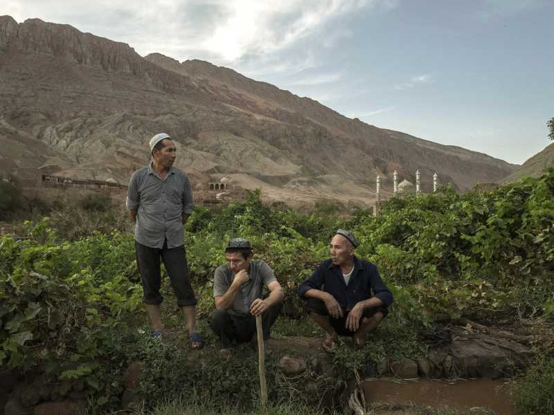 Uiguri si riposano dal lavoro nei campi il 9 settembre 2016 nella contea di Turpan, nella provincia occidentale dello Xinjiang (Kevin Frayer/Getty Images)