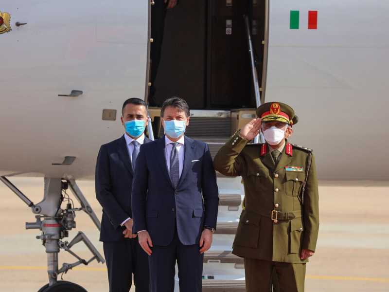 Il volo di Conte in Libia per scacciare la crisi e l'ombra di Renzi finisce in un pasticcio