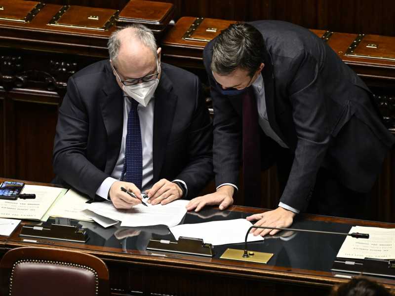 "Sul Recovery solo piccoli ritocchi". E così Gualtieri fa infuriare i parlamentari del Pd