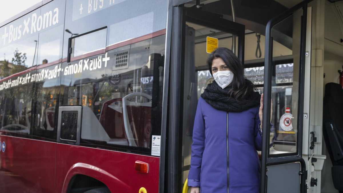 Immagine di Roma attende il processo di Raggi. E Beppe Grillo le telefona: "Virgy, sono con te"