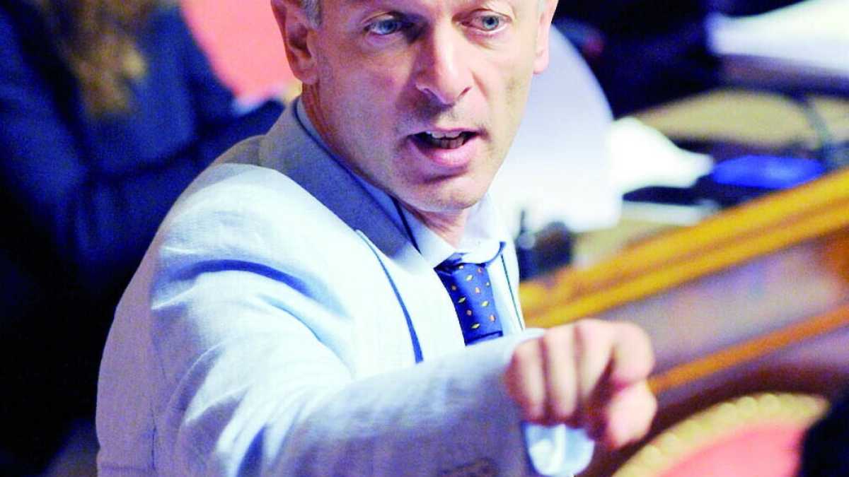 Immagine di Morra: "Mi candido per la guida collegiale del M5s"