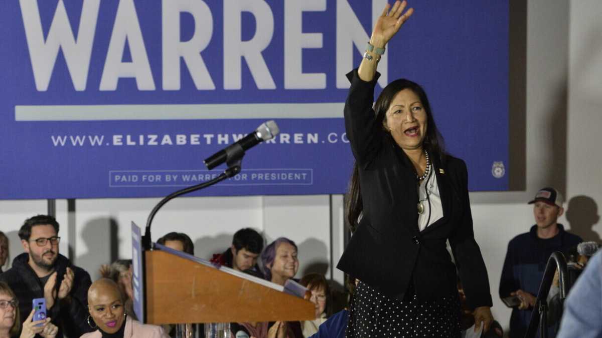 Immagine di Chi è Deb Haaland, la prima nativa nel governo americano