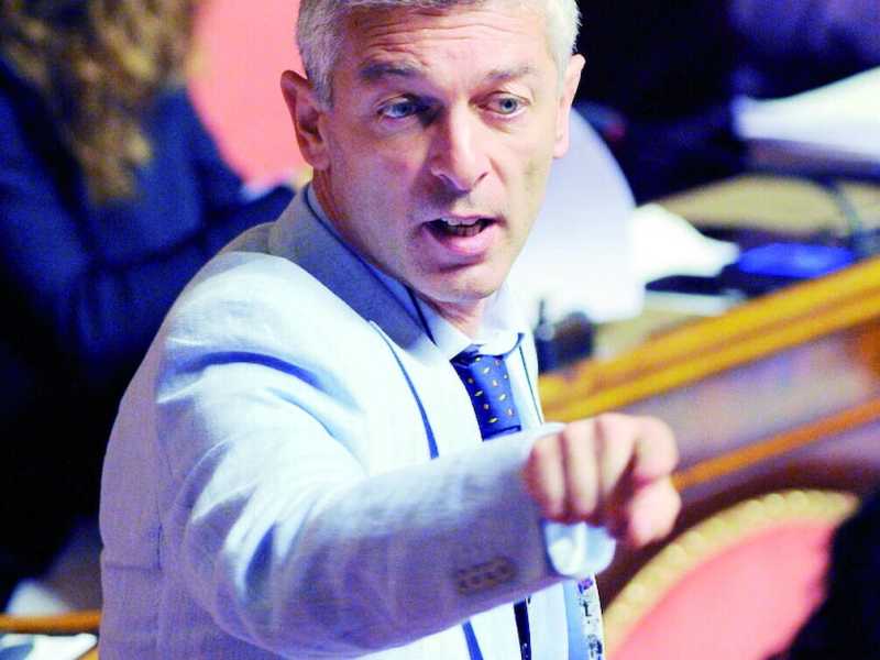 Morra: "Mi candido per la guida collegiale del M5s"