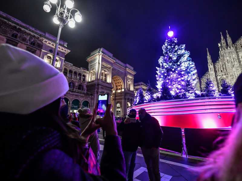 Milano, vetrine dei negozi e luminarie natalizie nel centro citt&agrave; (LaPresse)&nbsp;<br />