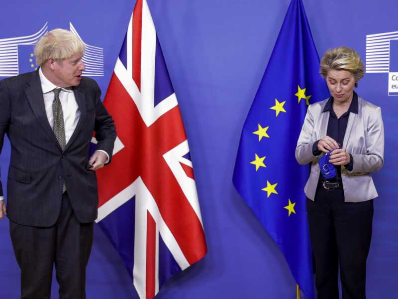 Il primo ministro inglese Boris Johnson e Ursula von der Leyen, presidente della Commissione europea (foto Lapresse) <br />