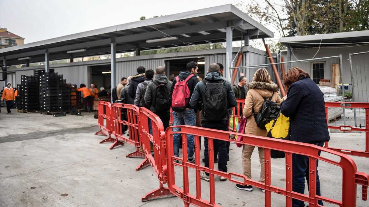 Immagine di Quella coda infinita davanti a Pane Quotidiano e i numeri da fame della città