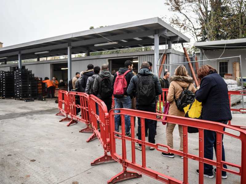 Quella coda infinita davanti a Pane Quotidiano e i numeri da fame della città