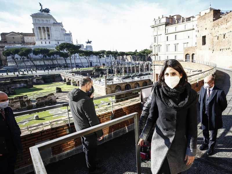 A Roma, per trovare l’anti Raggi, la linea più breve è l’arabesco