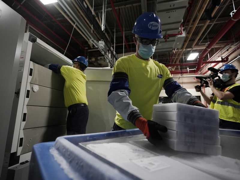 Scatole contenenti il vaccino Pfizer-BioNTech preparate per la distribuzione negli USA (AP Photo/Morry Gash, Pool)