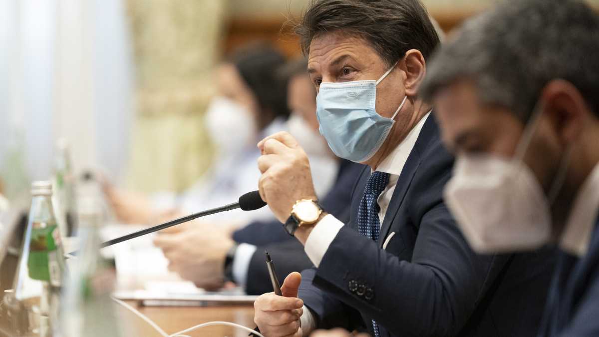 Immagine di I ministri del M5s chiedono più soldi dal Recovery. E inguaiano Conte