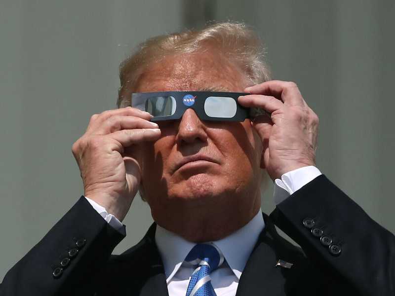 Trump guarda l'eclisse dalla Casa Bianca (foto Mark Wilson/Getty Images)