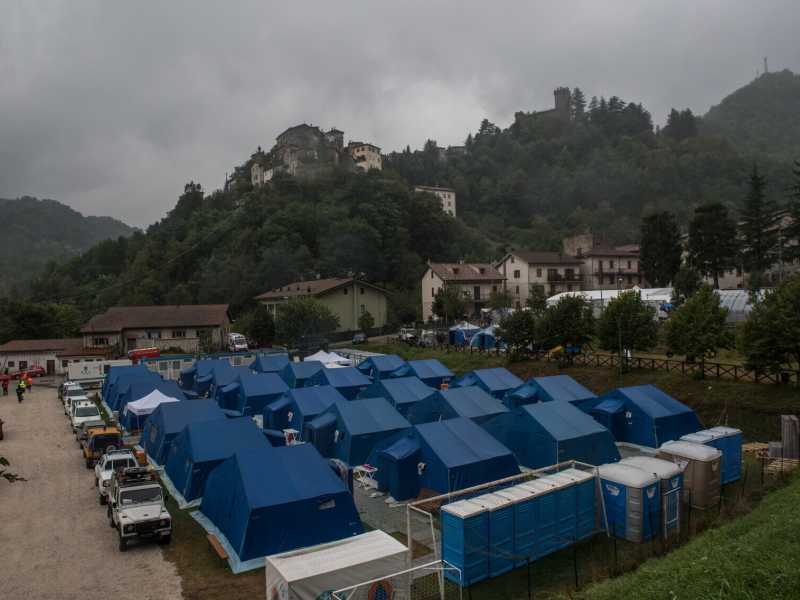 Il campo d'accoglienza costruito ad Arquata del Tronto dopo il sisma del 2016 (foto Lapresse)<br />