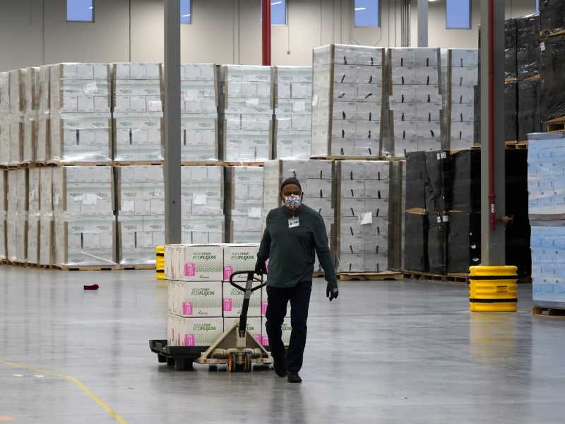 Scatole di vaccino Moderna al McKesson distribution center di Olive Branch, Mississippi (AP Photo/Paul Sancya, Pool)&nbsp;<br />