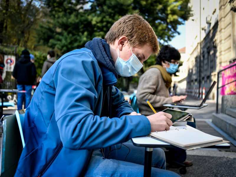Lo scaricabarile non riaprirà le scuole