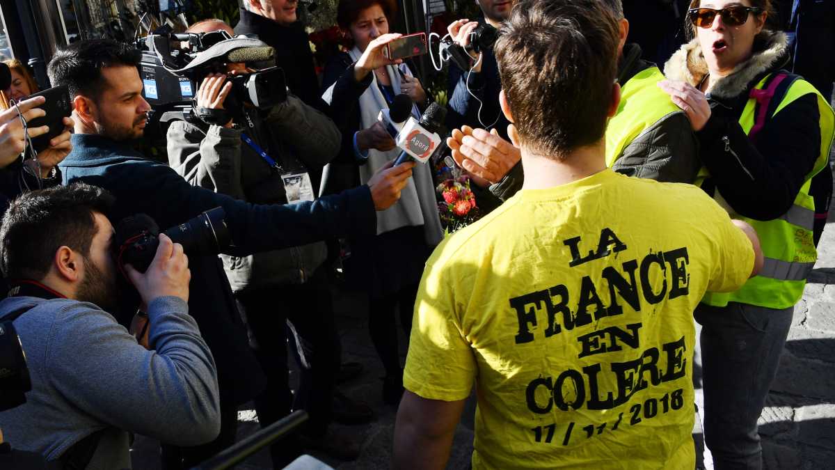 Immagine di Macron contro i vittimisti