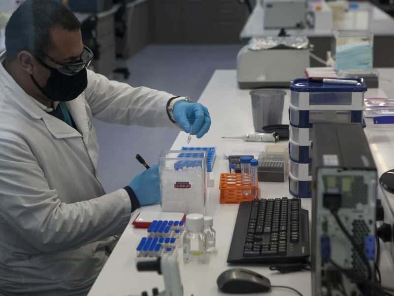Un tecnico di laboratorio nell'impianto mAbxience a Gar&iacute;n, Argentina, dove si produrr&agrave; il vaccino anti Covid di Oxford AstraZeneca (Ricardo Ceppi/Getty Images)<br /><br />&nbsp;<br />