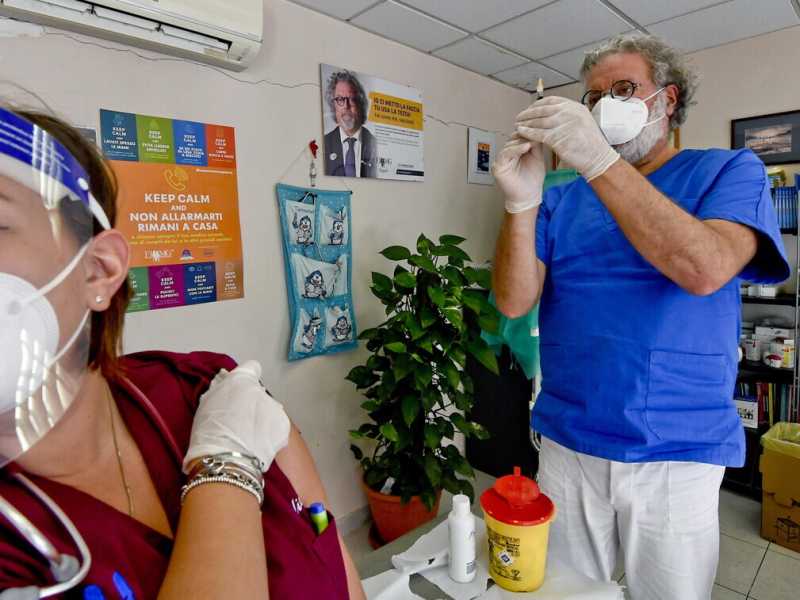 Obbligo o incentivi? I luoghi di lavoro alla prova del vaccino