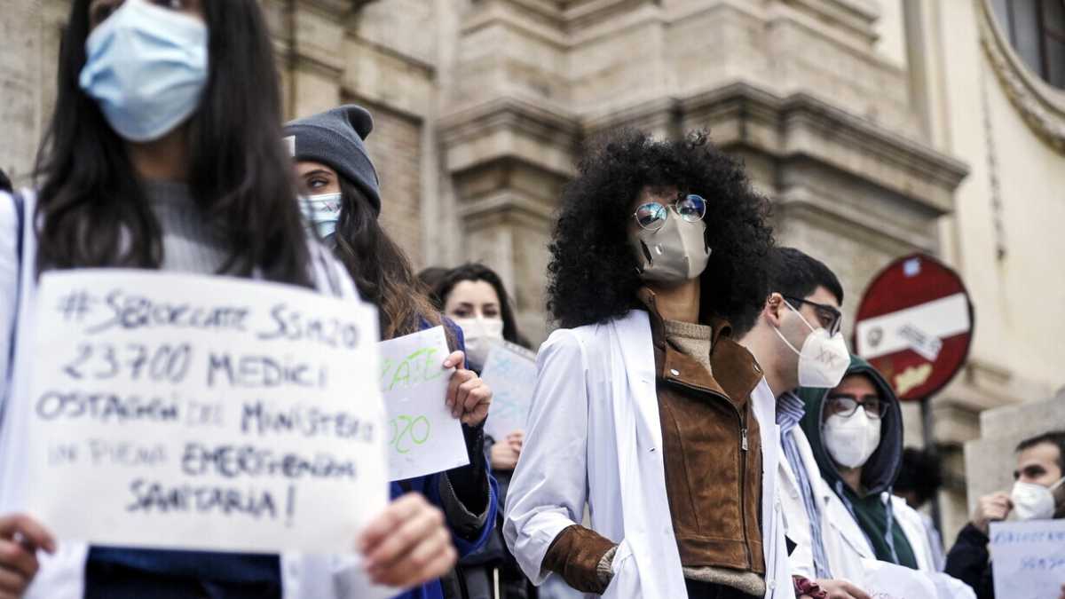 Immagine di Le proteste dei medici specializzandi: "Non siamo eterni studenti"