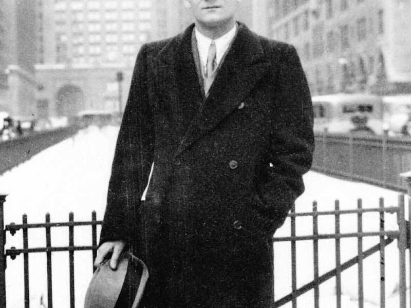 Alberto Moravia in America nell’immagine della copertina di “L’America degli estremi” (Bompiani) <br />