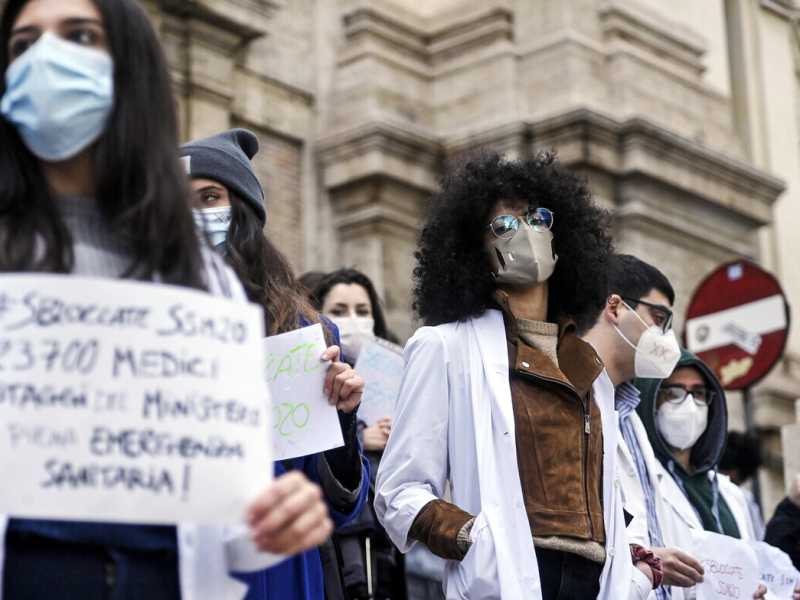Le proteste dei medici specializzandi: "Non siamo eterni studenti"