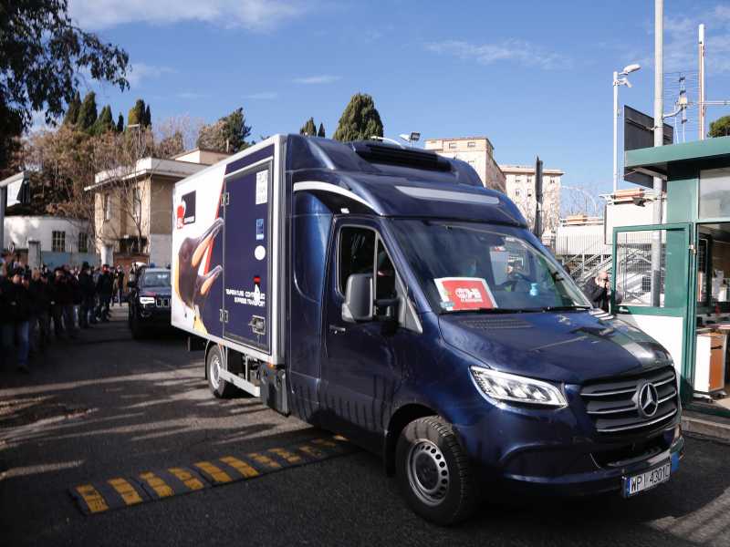 Il furgone con le prime dosi di vaccino arrivate allo Spallanzani di Roma (foto LaPresse)