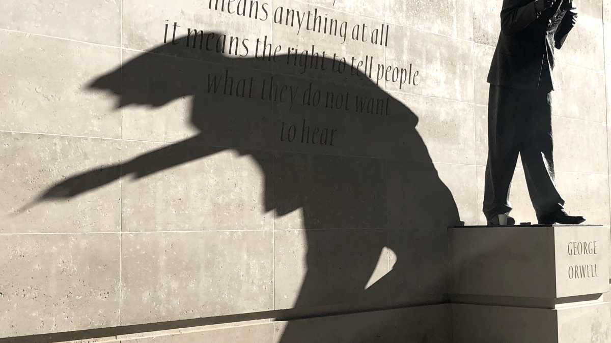 Immagine di Orwell e la nuova “tirannia dolce”. La grande attualità dello scrittore inglese