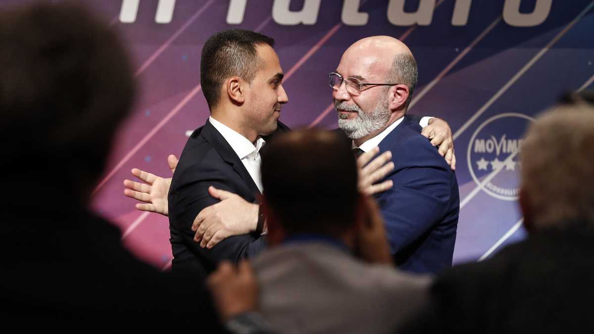 Immagine di "Te piace o' direttorio?". Natale in casa M5S: Crimi tratta sul futuro di Rousseau