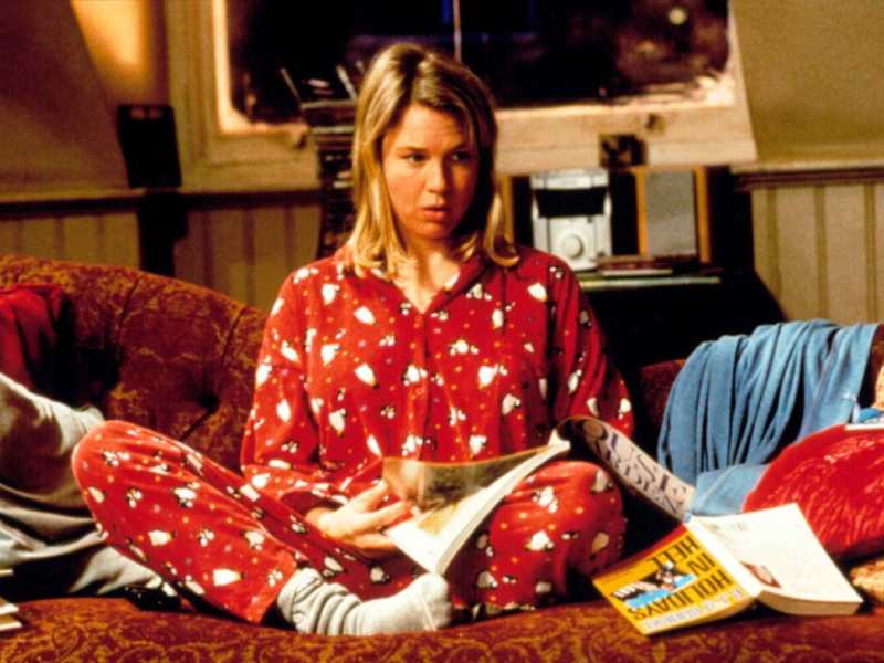 Bridget Jones sui titoli di apertura canta a squarciagola &ldquo;All by myself&rdquo; con addosso un pigiamone di Natale rosso mentre tracanna bicchieri di vino (Wikipedia)<br />