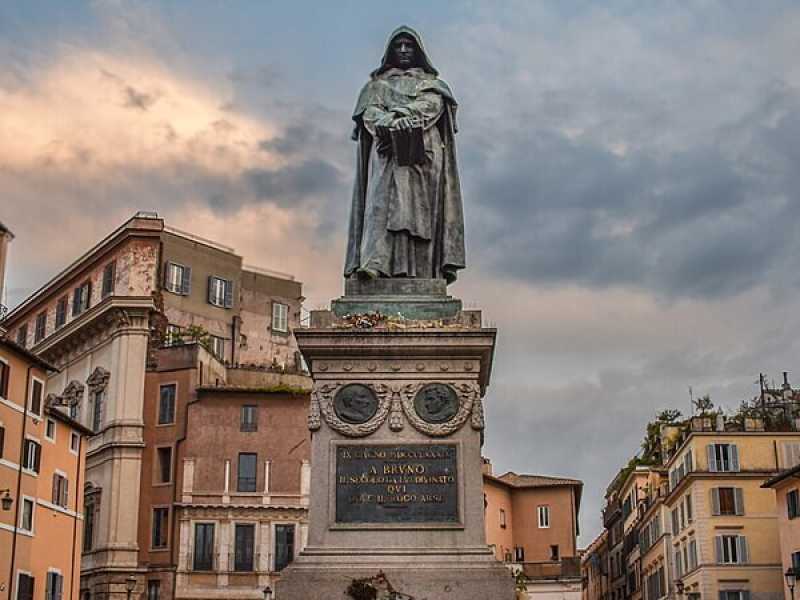 Statua di Giordano Bruno a Campo de' Fiori (Roma) - foto Irene Buda via Wikipedia <br />