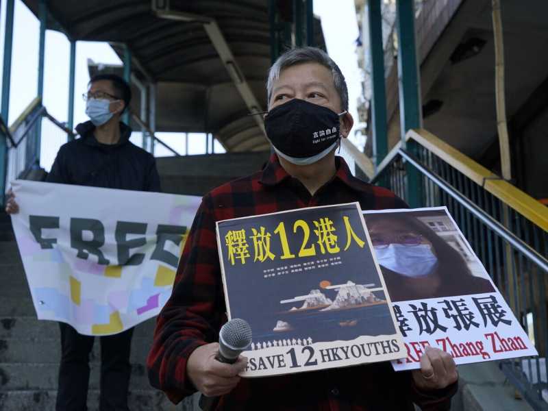 Attivisti pro democrazia come Lee Cheuk-Yan manifestano per la liberazione di Zhang Zhan davanti al liaison office a Hong Kong (AP Photo/Kin Cheung)