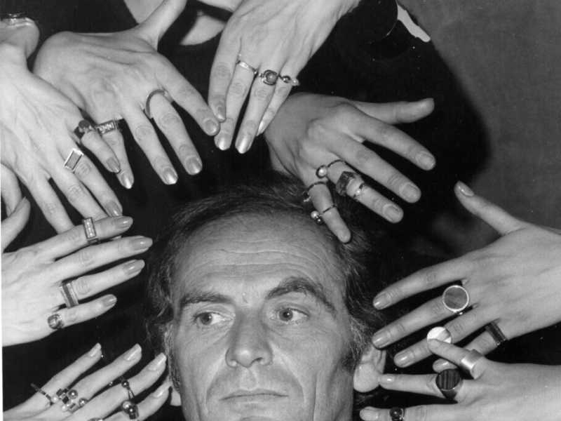 Pierre Cardin circondato da 10 mani di modelle, richiamo alla divinit&agrave;  Siva, con la collezione di anelli disegnati dallo stesso stilista nel  1969 (foto: LaPresse/AP Photo)