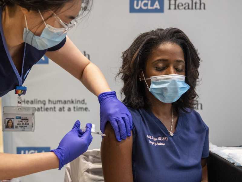 Vaccinazione contro il Covid a Los Angeles (foto EPA/Brian van der Brug / POOL)&nbsp;<br />