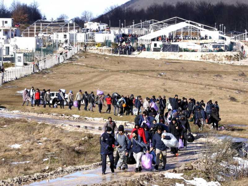 Migranti lasciano il campo profughi in fiamme di Lipa, Bosnia-Erzegovina, il 29 dicembre 2020 (foto: Ansa)