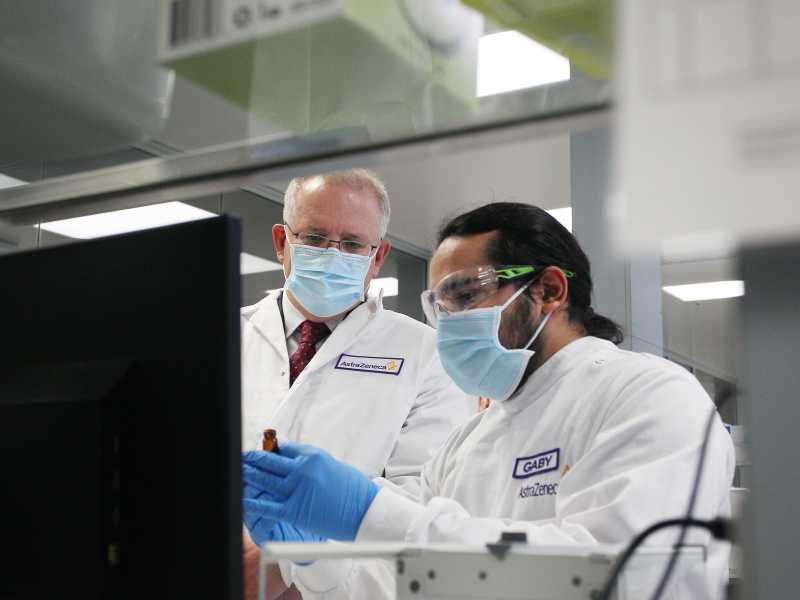 Il premier australiano Scott Morrison nei laboratori di AstraZeneca il 19 agosto 2020 a Sydney (Lisa Maree Williams/Getty Images) <br />