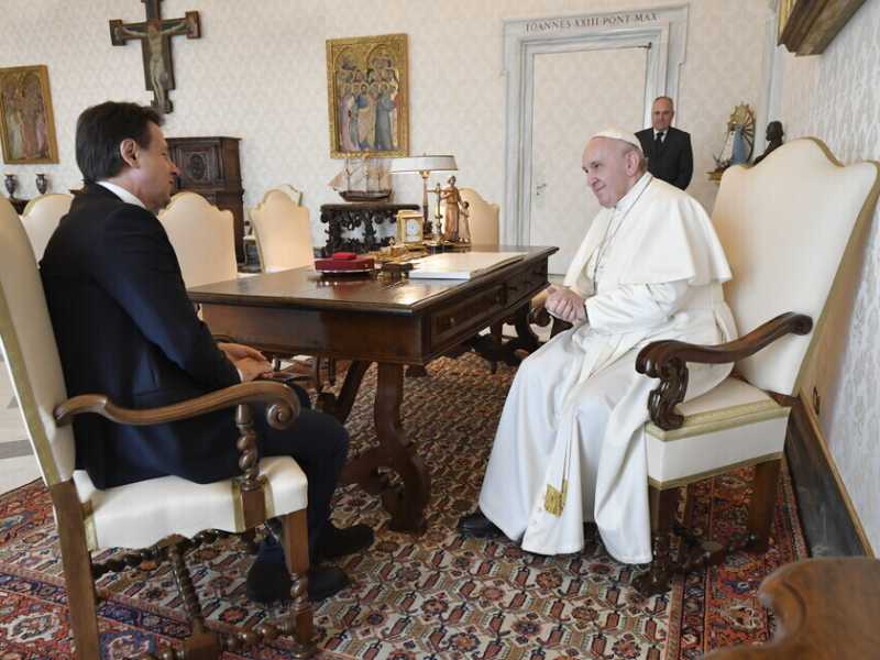 Giuseppe Conte e Papa Francesco (foto Lapresse)