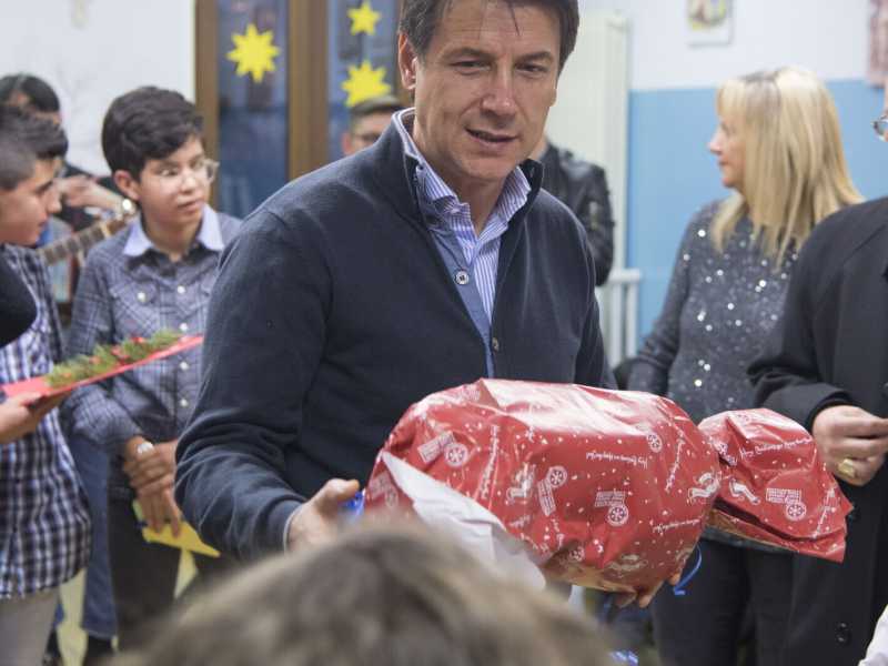 Giuseppe Conte alla cena di Natale 2018 alla mensa della piccola opera Caritas di Giulianova (foto LaPresse)&nbsp;<br />