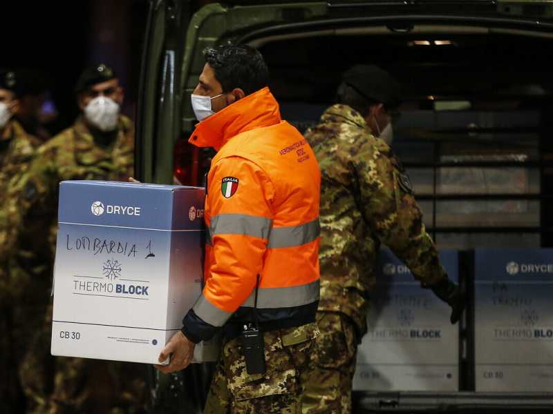 Arrivo dei vaccini per il Covid 19 all’aeroporto militare di Pratica di Mare (LaPresse) <br />