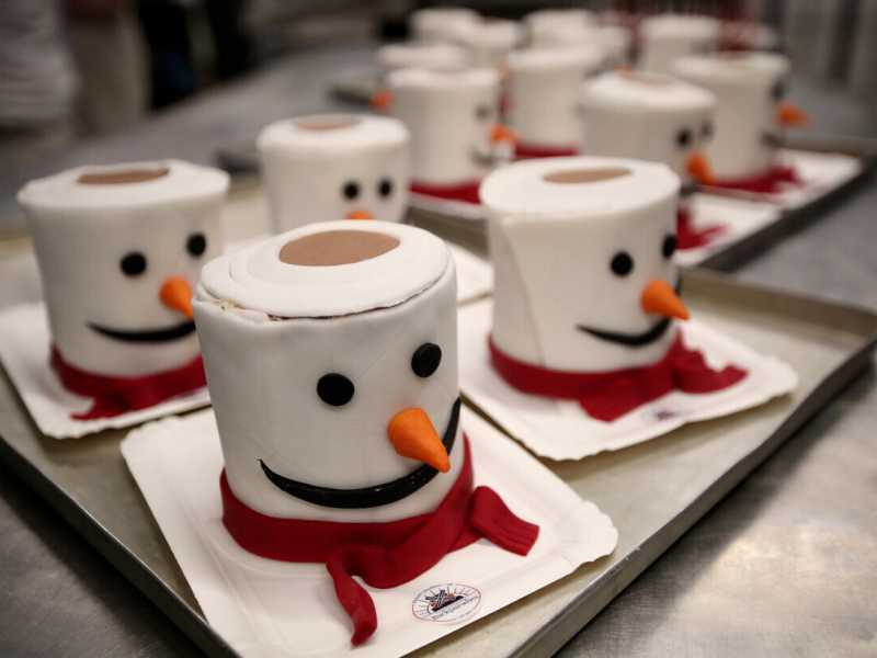 Nella pasticceria Schuerener Backparadies di Dortmund, in  Germania, sono stati sfornati dei dolci natalizi 'in tema pandemia':  come questi pupazzi di neve formato carta igienica