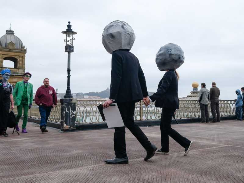 Appassionati di fantascienza in costume nel primo giorno del festival Scarborough Sci-Fi, aprile 2019 (Ian Forsyth/Getty Images)<br />