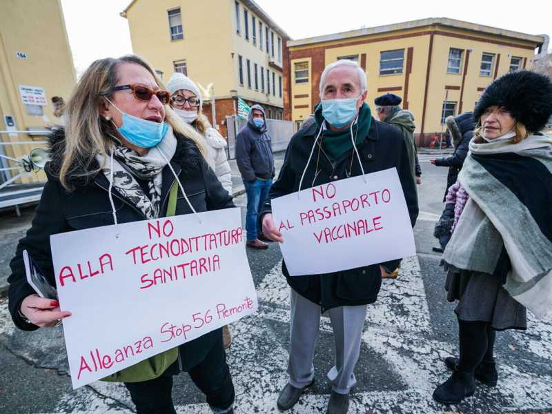 La protesta del comitato No vax e No 5g contro le vaccinazioni  obbligatorie all'esterno dell'ospedale Amedeo di Savoia, Torino, 29  dicembre 2020 ANSA/TINO ROMANO