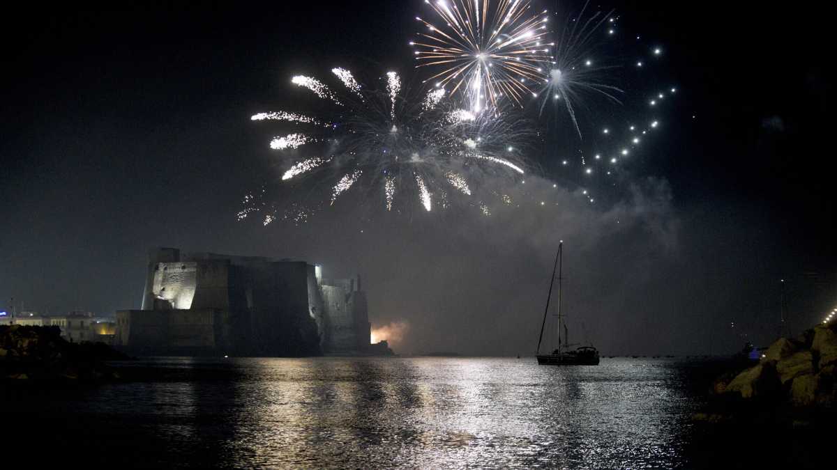 Immagine di Miracolo a Napoli. I feriti dai botti sono sei volte meno del 2020