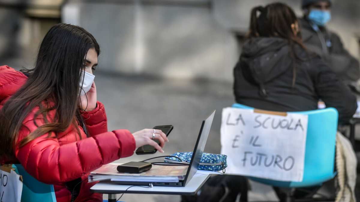Immagine di Le scuole, un rischio necessario. Notizia sullo scontro Gualtieri-Renzi