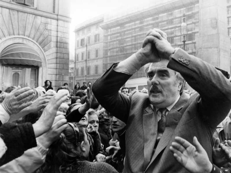 1990: Vincenzo Muccioli davanti a Montecitorio durante una  manifestazione delle "Madri Coraggio" (foto LaPresse)
