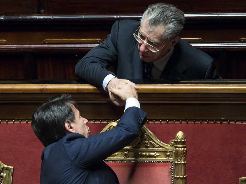 La fiducia che non t'aspetti. Ecco le telefonate di Conte per trovare 11 voti dei responsabili