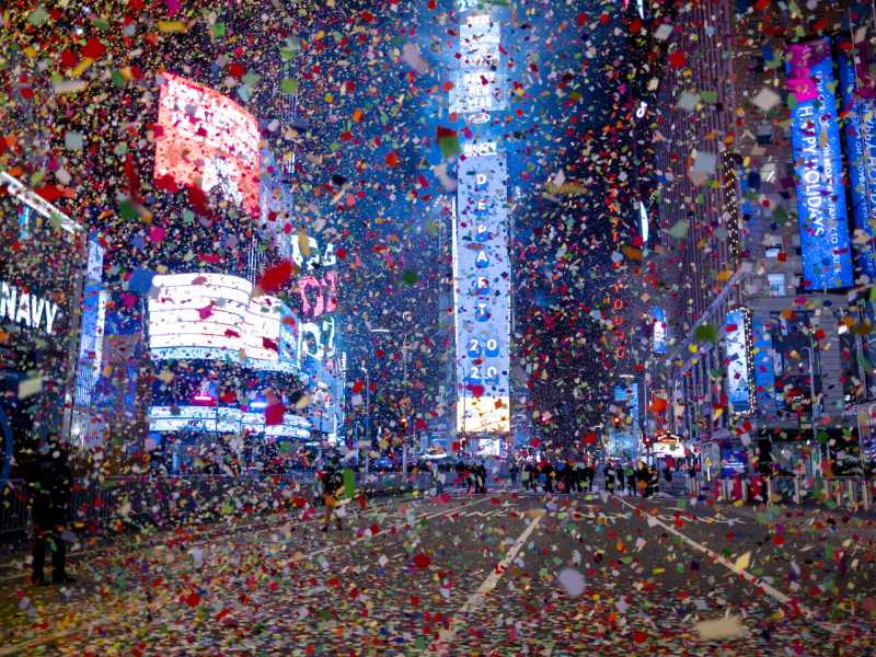 La notte di Capodanno a Times Square, a New York. I coriandoli ma niente folla ad aspettare il countdown (LaPresse)