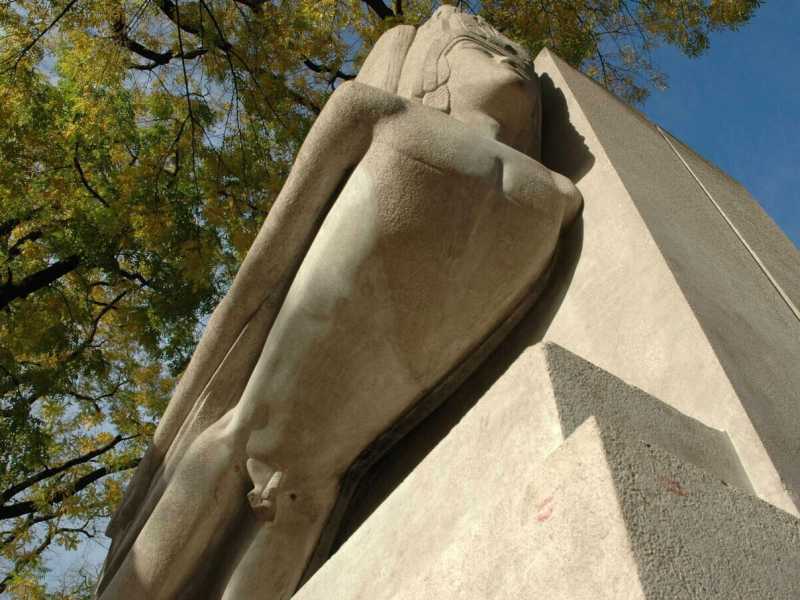 La tomba di Oscar Wilde nel cimitero Pere Lachaise di Parigi (foto ANSA / FOUCHET JULIEN / PAL)&nbsp;<br />