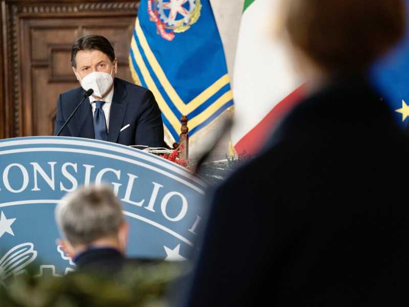 Pur di salvarsi Conte apre pure al Mes, ma Renzi insiste: prima dimettiti