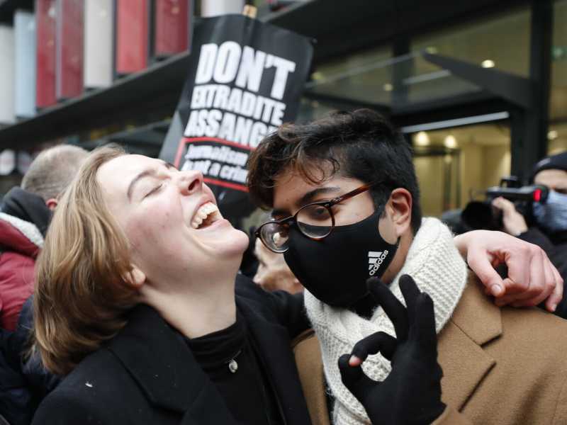 L&rsquo;esultanza fuori dal tribunale londinese (AP Photo/Frank Augstein)&nbsp;<br />